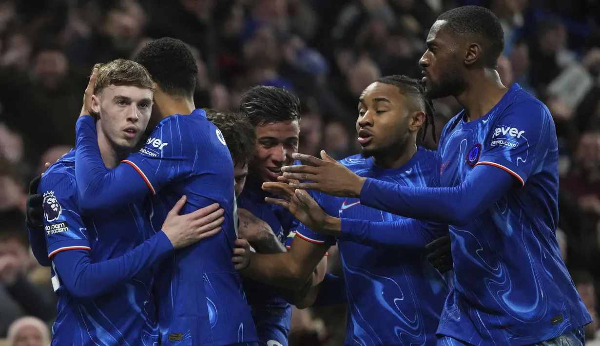 Pemain Chelsea merayakan gol yang dicetak oleh Cole Palmer ke gawang West Ham United dalam laga lanjutan Liga Inggris 2024/2025 di Stamford Bridge, London, Inggris, Selasa (04/02/2025) WIB. (AP Photo/Kirsty Wigglesworth)