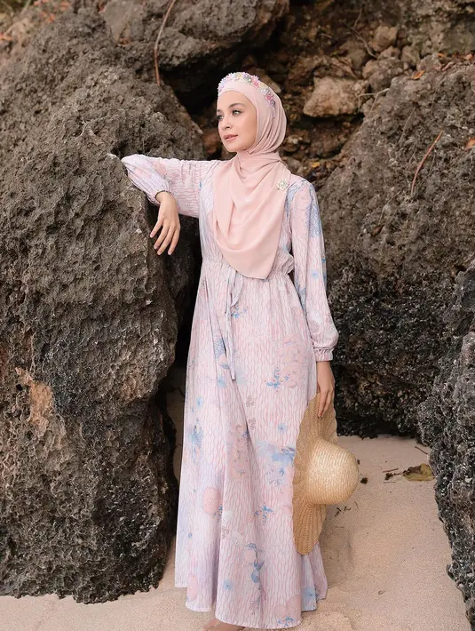 Dress bermotif dipadukan dengan hijab warna pink pastel senada juga tak kalah menarik. Lengkapi gaya dengan boater hat. [Instagram/shireensungkar]
