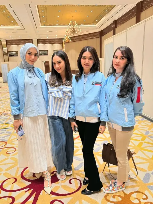 Terlihat juga Citra Kirana yang mengenakan atasan biru muda dan dipadukan jaket pendukung Prabowo-Gibran. Untuk bawahan, istri Rezky Aditya itu memilih rok plisket warna putih. [@citraciki]