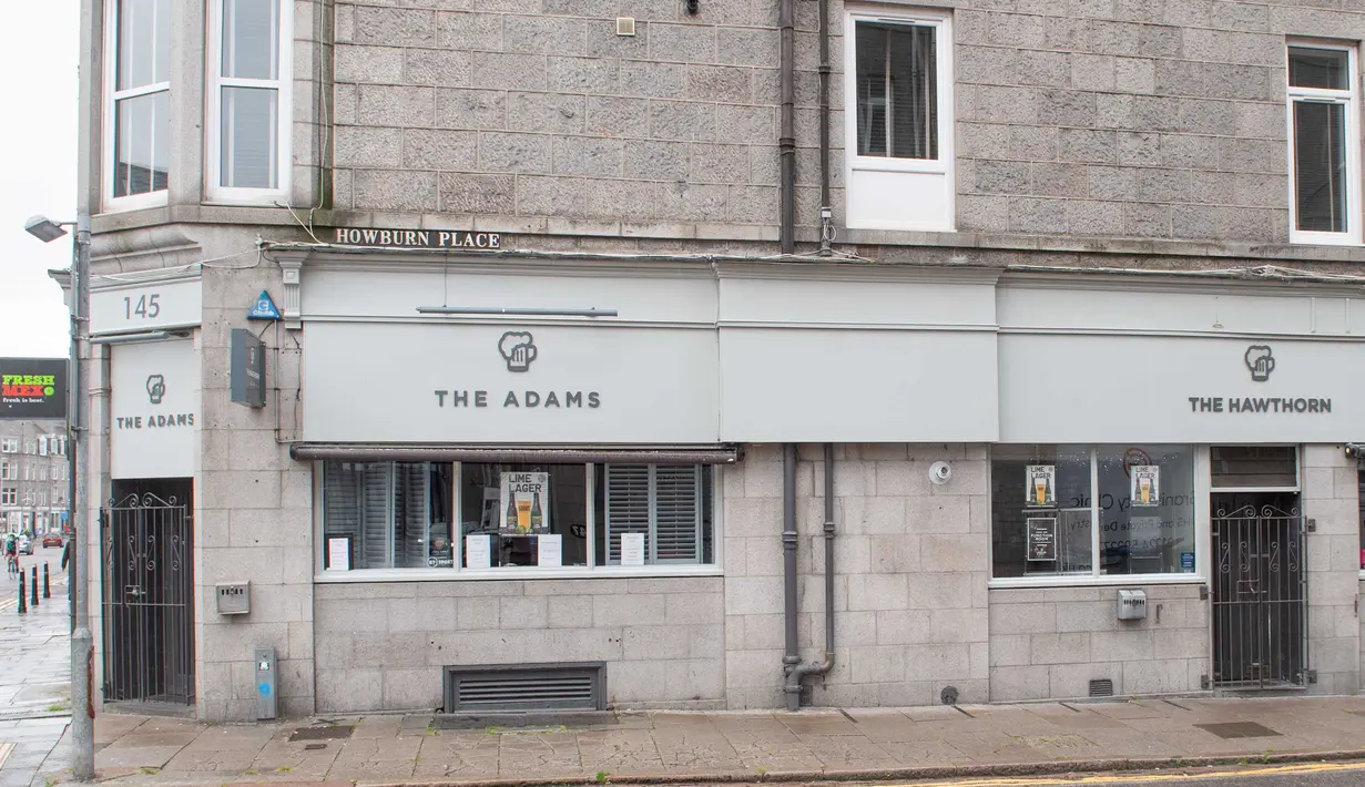 Pub Adams dan Hawthorn di kota Aberdeen ditutup di Aberdeen menyusul pemberlakuan lockdown setelah jumlah kasus virus corona melonjak di Skotlandia, Kamis (6/8/2020). Pemerintah Kota Aberdeen mencatat puluhan kasus virus korona baru dalam minggu ini. (Michal Wachucik / POOL / AFP)