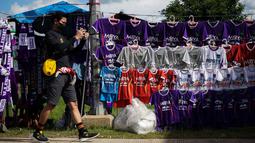 Pernak-pernik merchandise Persita Tangerang di sekitaran stadion saat pertandingan persahabatan antara Persita Tangerang melawan PSM Makassar di Indomilk Arena, Tangerang, Rabu (01/06/2022). Pertandingan berakhir dengan skor imbang 1-1. (Bola.com/Bagaskara Lazuardi)
