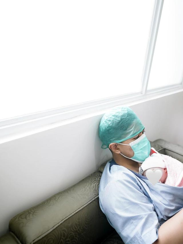 Ucap Selamat Hari Ayah, Erina Gudono Unggah Foto Persalinan Didampingi Kaesang