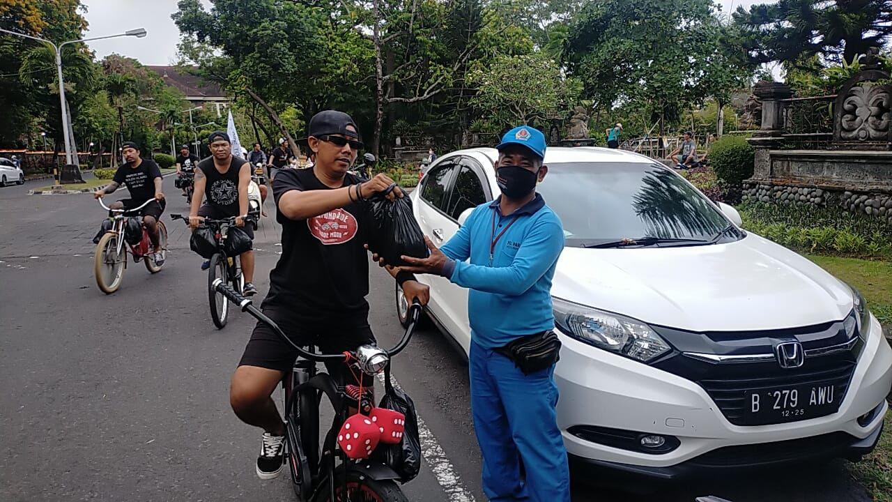 Pesepeda di Bali Berbagi di Tengah Pandemi