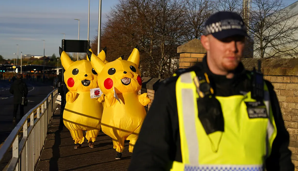 Aktivis berpakaian Pokemon Pikachu saat memprotes dukungan Jepang terhadap industri batu bara dekat KTT Iklim PBB COP26 di Glasgow, Skotlandia, 4 November 2021. KTT ini mengumpulkan para pemimpin dunia untuk menjabarkan visi mereka dalam mengatasi pemanasan global. (AP Photo/Alberto Pezzali)