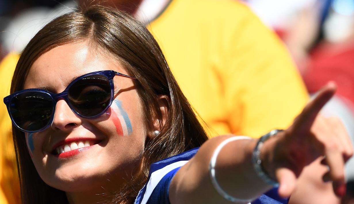 Suporter Prancis berpose sebelum pertandingan antara Prancis dan Australia dalam Piala Dunia 2018 di Kazan Arena, Kazan, Sabtu (16/6). (Franck Fife/AFP)