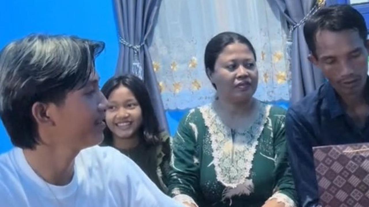 Pria Ini Beri Kejutan Kecil untuk Ayah, Ibu, dan Adiknya, Aksinya Viral Curi Perhatian