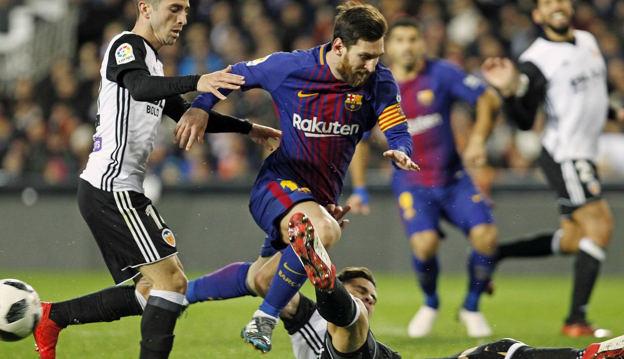 Striker Barcelona, Lionel Messi, berusaha melewati pemain Valencia pada laga leg kedua semifinal Copa del Rey di Stadion Mestalla, Kamis (8/2/2018). Barcelona menang 2-0 atas Valencia. (AP/Alberto Saiz)