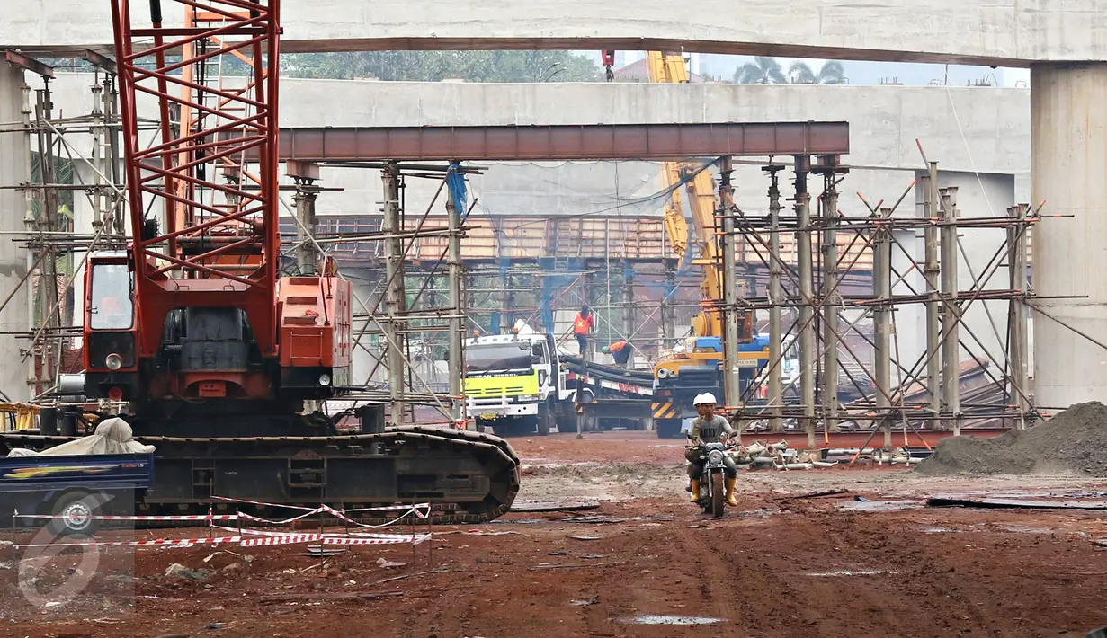 Sejumlah alat berat dikerahkan dalam proyek jalan tol Depok-Antasari di kawasan Pondok Labu, Jaksel, Rabu (2/12/2015). Seksi I ruas Antasari-Sawangan sepanjang 12 km tersebut ditargetkan rampung pertengahan 2016. (Liputan6.com/Immanuel Antonius)