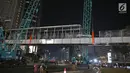 Petugas menggunakan alat berat merobohkan Jembatan Penyebrangan Orang (JPO) di Kawasan Bundaran HI, Jakarta, Senin (30/7/2018) malam. Pembongkaran JPO ini juga terkait upaya mempercantik ibu kota jelang Asian games 2018. (Liputan6.com/Herman Zakharia)