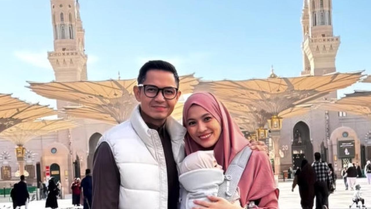 Potret Alyssa Soebanono dan Dude Harlino Umrah Bareng Anak-anak, Si Bungsu Turut Serta ke Tanah Suci