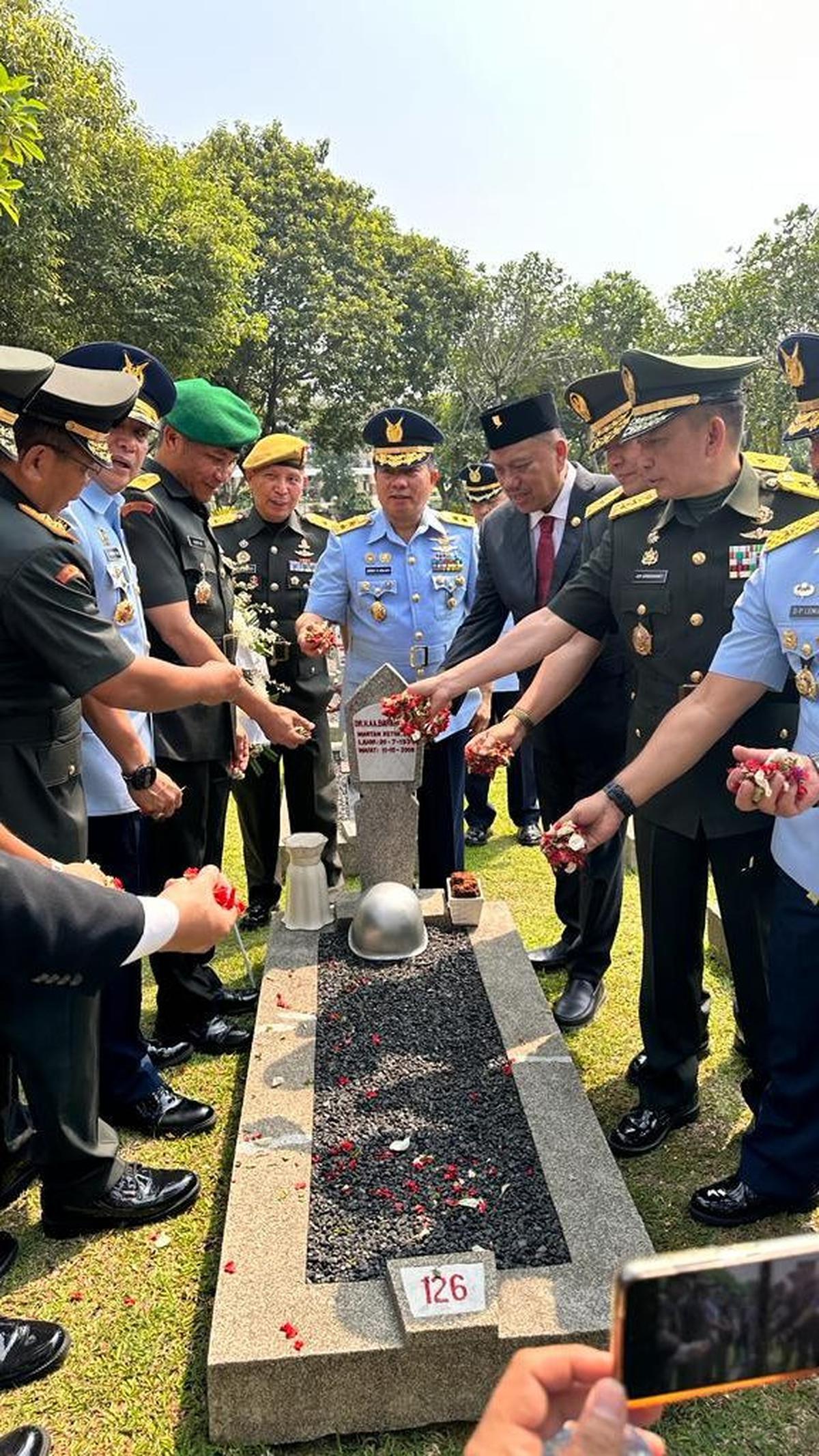 &nbsp;Gubernur Olly meletakan karangan bunga ke masing-masing makam serta melakukan tabur bunga.&nbsp;