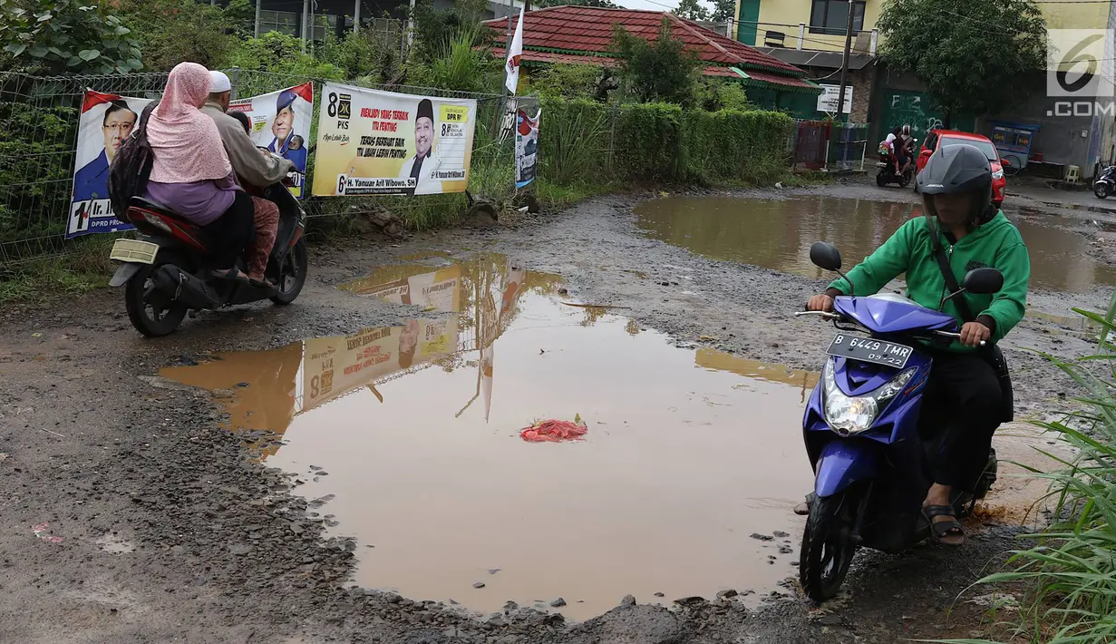 Kendaraan menghindari kubangan pada jalan yang rusak di Jalan Pertamina, Kemiri Muka, Depok, Jawa Barat, Selasa (5/3). Kondisi tersebut mengganggu aktivitas warga serta pengguna jalan. (Liputan6.com/Immanuel Antonius)