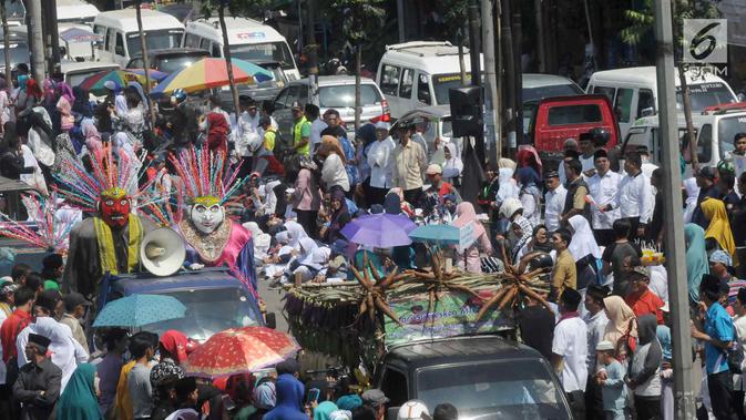 Pawai ondel-ondel meramaikan Musabaqah Tilawatil Quran (MTQ) ke-9 tingkat Kota Tangerang Selatan (Tangsel), Banten, Senin (17/9). MTQ dilangsungkan pada tanggal 17 hingga 20 September 2018. (Merdeka.com/Arie Basuki)