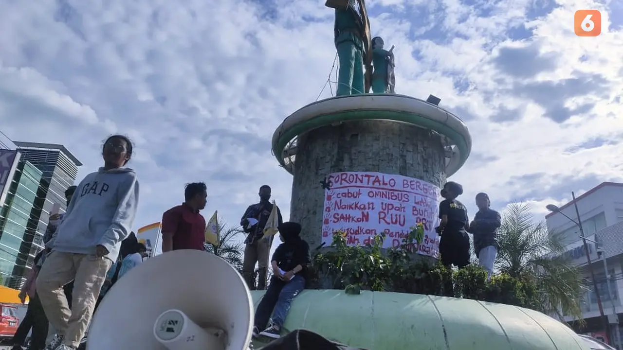 Liga Mahasiswa Nasional untuk Demokrasi (LMND) Gorontalo menolak UUD Omnibus Law (Arfandi/Liputan6.com)
