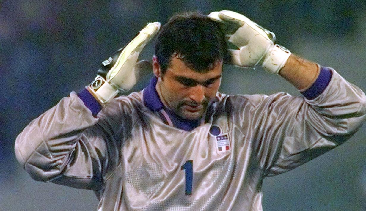 2. Angelo Peruzzi. Memiliki Caps sebanyak 31 dalam rentang 11 tahun, 1995-2006. Menjadi  kiper nomor 1 usai Piala Dunia 1998. Menjadi nomor 3 di belakang Gianluigi Buffon dan Francesco Toldo Toldo sejak 1999. Menjadi bayang-bayang Buffon hingga PD 2006 dan pensiun pada 2007. (AP/Massimo Sanbucetti)