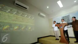 Kepala Barekraf Triawan Munaf (tengah) mempresentasikan tema besar Asian Games 2018 di kantor Kemenpora, Jakarta, (12/2/2016). Menpora dan Barekraf juga menandatangi MoU tentang revisi Maskot dan Logo Asian Games 2018. (Liputan6.com/Helmi Fithriansyah)