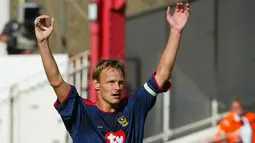 Teddy Sheringham. Striker berusia 55 tahun yang pensiun di Colchester United Juli 2008 ini menjadi pencetak hattrick tertua di Liga Inggris saat Portsmouth menang 4-0 atas tamunya Bolton pada pekan ke-3 musim 2003/2004, 26 Agustus 2003. Saat itu ia berusia 37 tahun dan 146 hari. (AFP/Odd Andersen)