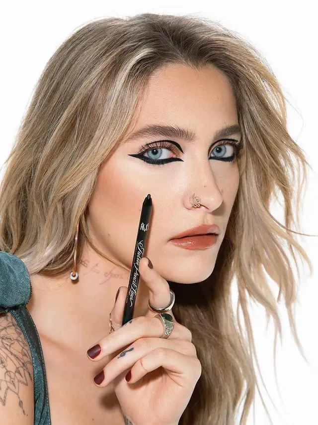 Penuh Tato, Potret Debut Putri Mendiang Michael Jackson Jadi Model Brand Kecantikan