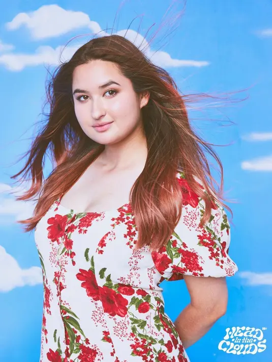 Stephanie Poetri berpose untuk Festival Musik Head In The Clouds. Stephanie Poetri yang akrab disapa Meni, mulai populer saat membuat dan menyanyikan lagu ‘I Love You 3000’. (Instagram/@88rising)