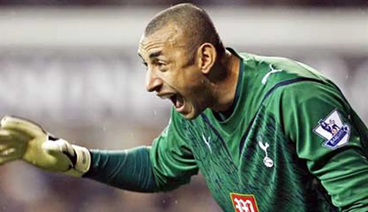 Gaya kiper Tottenham Hotspur asal Brasil, Heurelho Gomes di partai replay perempat final FA Cup lawan Fulham di White Hart Lane, 24 Maret 2010. AFP PHOTO / GLYN KIRK 