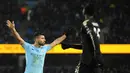 Sergio Aguero mengangkat kedua tangan merayakan golnya saat Manchester City bertanding melawan Leicester City di Stadion Etihad, Manchester, Inggris, Sabtu (10/2). Dalam pertandingan tersebut Aguero mencetak empat gol. (AP Photo/Rui Vieira)