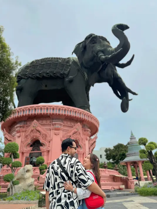 <p>Destinasi berikutnya yang dia kunjungi adalah Erawan Elephant Museum. "Kalo Dewa Indra punya Erawan yang nemenin kemana pun pergi, aku punya @poykhairi yang selalu siap sedia jagain istri," cetus Kiky. (Foto: Instagram/ kikysaputrii)</p>