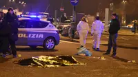 Jasad terduga pelaku teror Berlin, Anis Amri ditutupi di Kota Milan, Italia, Jumat (23/12). Anis Amri tewas setelah terlibat baku tembak dengan polisi. (REUTERS/Stringer)