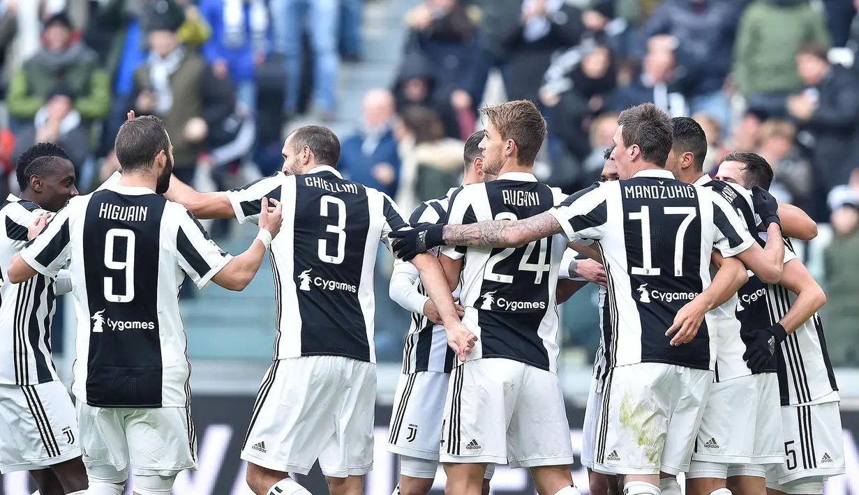 Pemain Juventus merayakan golnya saat melawan Sassuolo dalam pertandingan Liga Italia Serie A di Stadion Allianz di Turin, Italia (4/2). Juventus saat ini mengoleksi 59 poin dari 23 pertandingan. (Alessandro Di Marco / ANSA via AP)