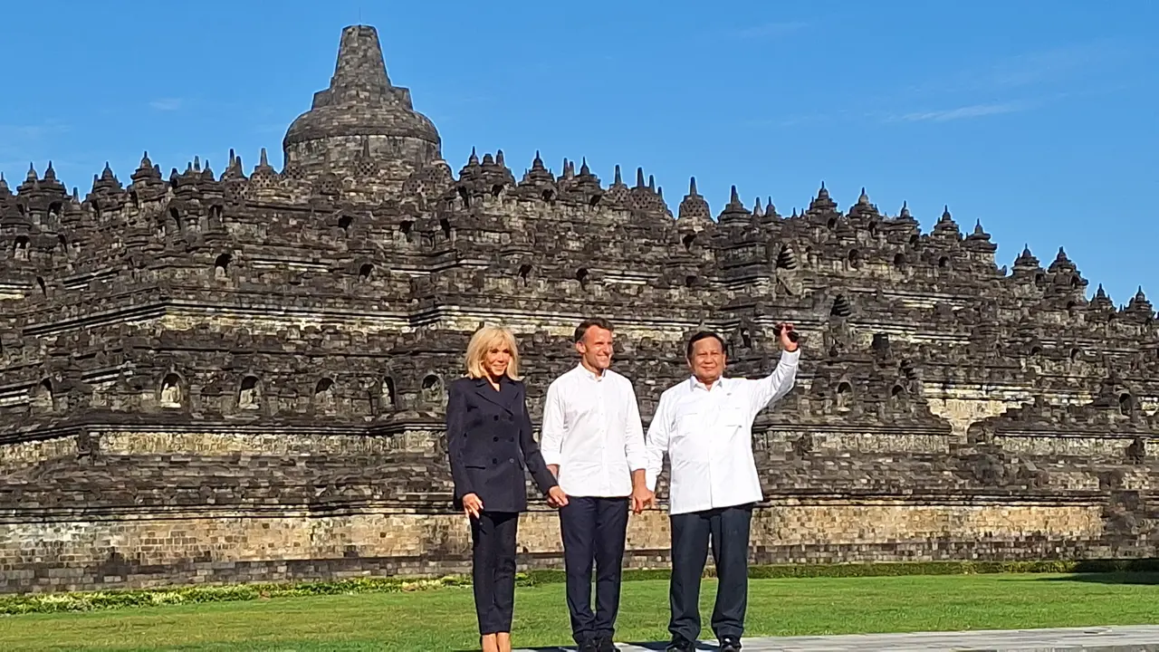Presiden Prabowo Subianto memperkenalkan Candi Borobudur sebagai situs besejarah dan mahakarya peradaban kepada Presiden Prancis, Emmanuel Macron.