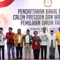 Pasangan bakal Calon Presiden dan Wakil Presiden, Joko Widodo (Jokowi) dan Ma'ruf Amin (kelima kiri) berfoto bersama para Ketua Umum partai koalisi saat melakukan pendaftaran di Gedung KPU, Jakarta, Jumat (10/8). (Liputan6.com/Helmi Fithriansyah)