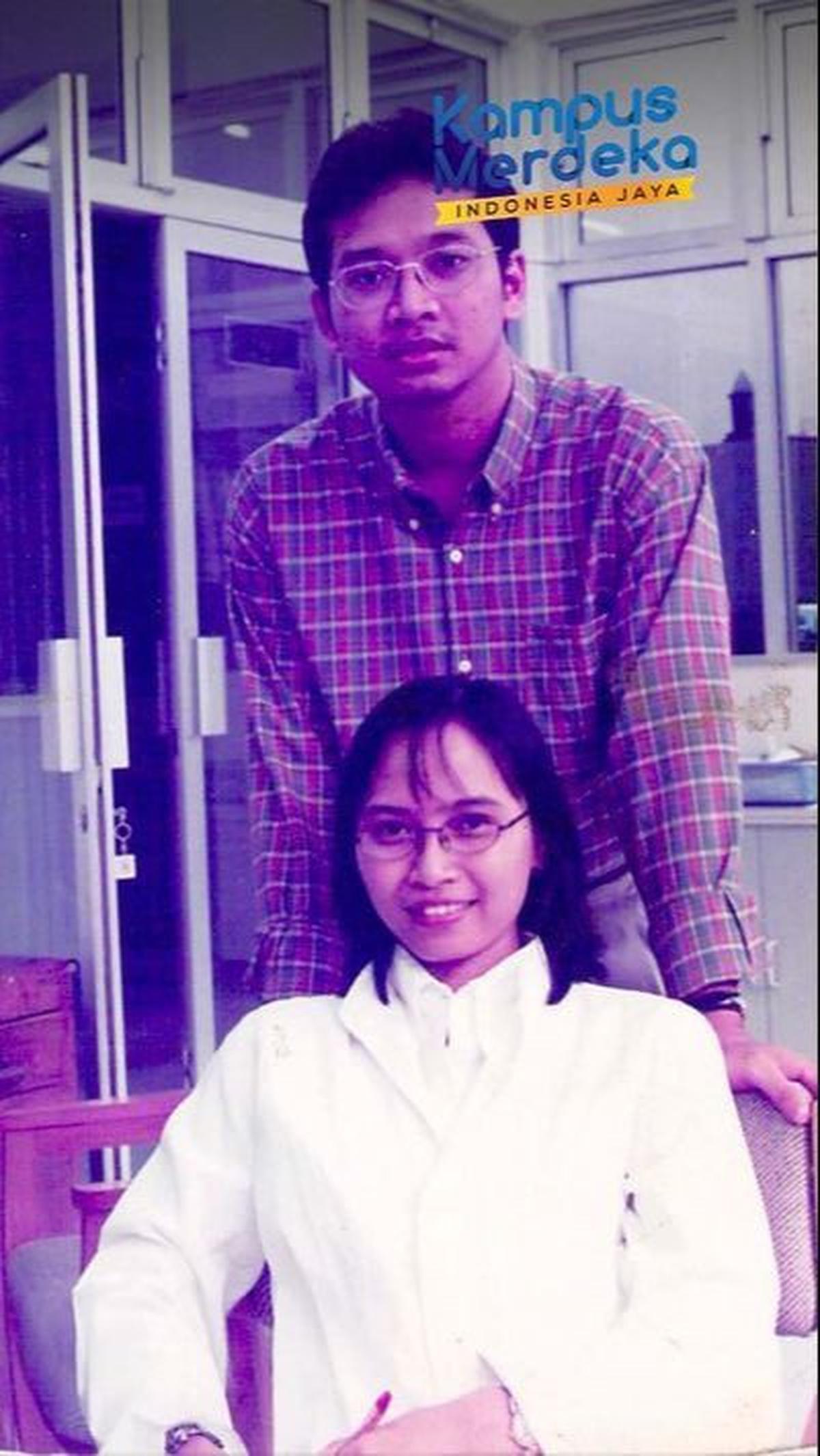 Puji bertemu dengan Agung saat sama-sama menjadi mahasiswa Farmasi UGM. Minat yang sama membuat keduanya tumbuh sebagai pasangan yang suportif.