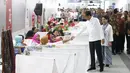 Presiden Joko Widodo didampingi Ibu Negara Iriana Jokowi saat menghadiri acara batik kemerdekaan di Stasiun MRT Bundaran HI, Kamis (1/8/2019). Dalam kesempatan tersebut Jokowi berharap batik bisa dikembangkan sebagai sebuah brand. (Liputan6 com/Angga Yuniar)
