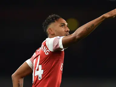 Striker Arsenal, Pierre-Emerick Aubameyang, merayakan gol yang dicetaknya ke gawang Leicester pada laga Premier League Inggris di Stadion Emirates, London, Senin (22/10). Arsenal menang 3-1 atas Leicester. (AFP/Glyn Kirk)