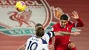 Striker Liverpool, Roberto Firmino (kanan), mencetak gol lewat sundulan kepala ke gawang Tottenham Hotspur dalam laga lanjutan Liga Inggris 2020/21 pekan ke-13 di Anfield Stadium, Rabu (16/12/2020). Liverpool menang 2-1 atas Tottenham. (AFP/Jon Super/Pool)