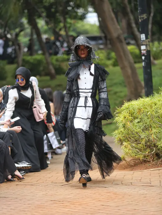 Model memamerkan busana koleksi Asmara by Barli Asmara di Taman Ayodya, Kebayoran Baru, Jakarta Selatan, pada Rabu (20/11/2019). (Adrian Putra/Fimela.com)