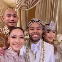 Intip gaya serasi Bunga Citra Lestari dan Tiko Aryawardhana berbatik saat hadiri kondangan sahabat (@itsmebcl)