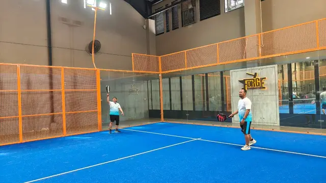 Olahraga Padel saat acara Flex Your Move with Galaxy Z Flip7 di Jakarta.