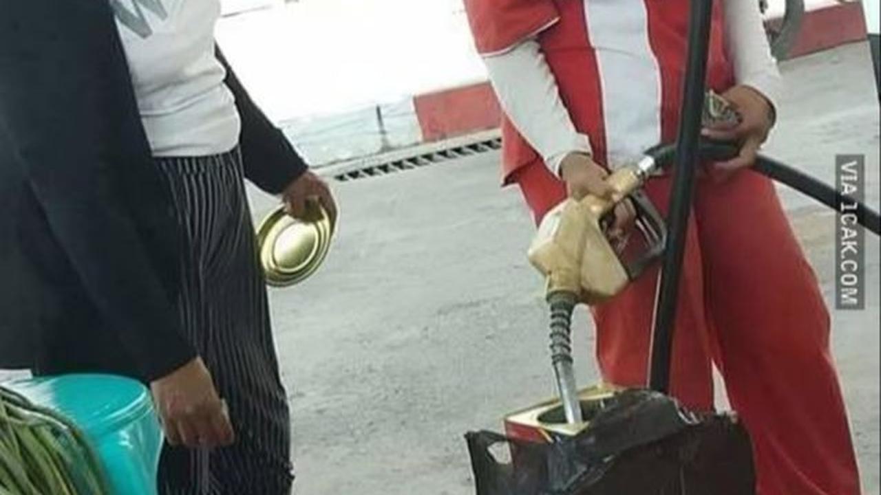Biskuit dalam toples harus dibawa