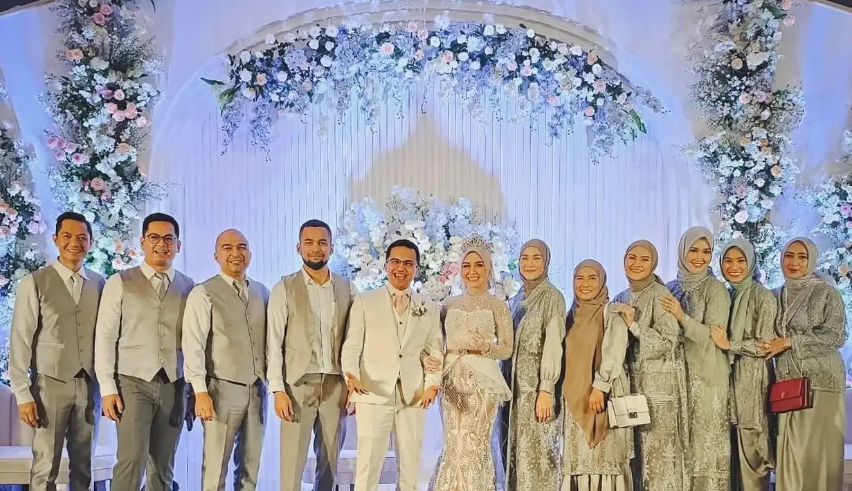 Potret Sahrul Gunawan bersama dengan bridesmaid dan groomsmen yang terdiri dari para artis seangkatannya. Sahrul resmi menikah di Gedong Putih, Cihideung, Parongpong, Kabupaten Bandung Barat, Jawa Barat, Sabtu (6/5/2023) malam. [Instagram/dude2harlino]