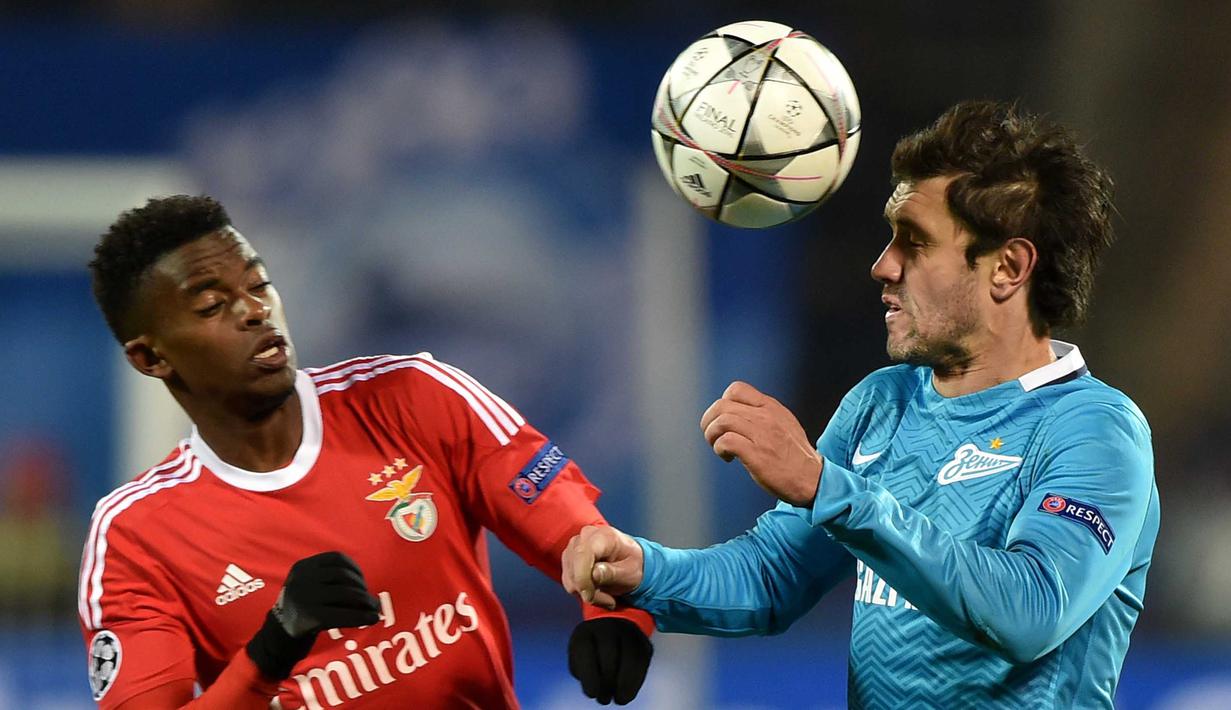 Pemain Benfica, Nelson Semedo (kiri) membayangi pergerakan pemain Zenit, Yuri Zhirkov pada leg kedua 16 besar Liga Champions di Stadion Petrovsky, St. Petersburg, Kamis (10/3/2016) dini hari WIB.  AFP/Kirill Kudryavtsev)