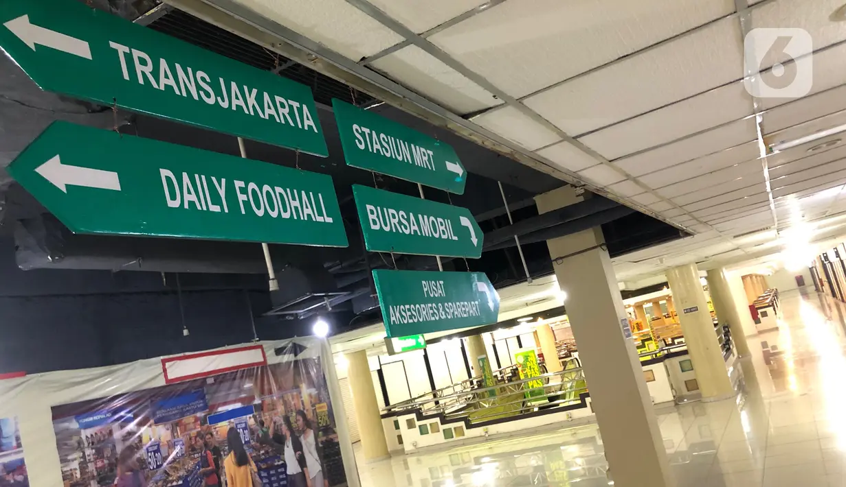 Suasana Blok M Mall, Jakarta Selatan, Kamis (26/11/2020). Sebagian besar lapak pedagang juga tutup akibat sepinya pembeli. (Liputan6.com/Immanuel Antonius)