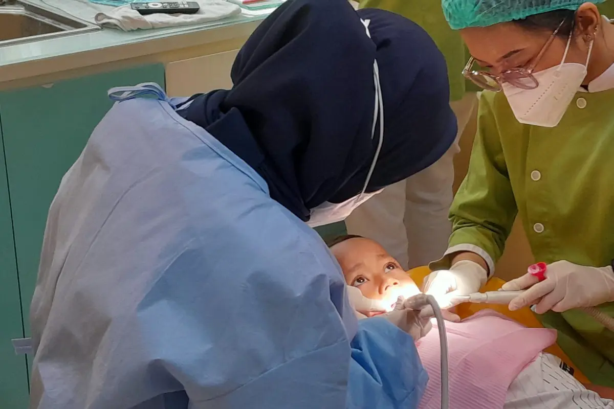 Anak jalani scalling di dokter gigi. (Foto: Liputan6.com/Benedikta Desideria)