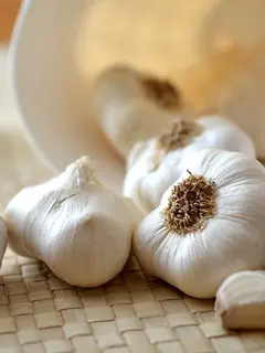 Ilustrasi bawang putih. (Gambar oleh congerdesign dari Pixabay)