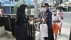 Warga lansia mencuci tangan untuk menerima bantuan beras di Kantor RW 02, Kelurahan Cilincing, Jakarta Utara, Rabu (17/3/2021). Warga di RW 02 Kelurahan Cilincing membuat ATM Beras secara mandiri yang kemudian dibagikan kepada lansia dan masyarakat tidak mampu. (merdeka.com/Iqbal S. Nugroho)