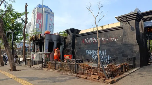 Potret Fasilitas Umum Sekitar Polda Metro Jaya yang Rusak usai Demo Ricuh