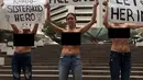 Anggota Secret Sisterhood tampil toples saat mendukung gadis Saudi Rahaf Mohammed al-Qunun di Sydney (10/1). Australia akan mempertimbangkan permohonan suaka Qunun meskipun ada upaya dari keluarga untuk membawanya pulang. (Secret Group Sisterhood/AFP)