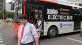 Warga berjalan dan turun dari bus Transjakarta di Jalan Jenderal Sudirman, Jakarta, Rabu (14/5/2025). (Liputan6.com/Herman Zakharia)