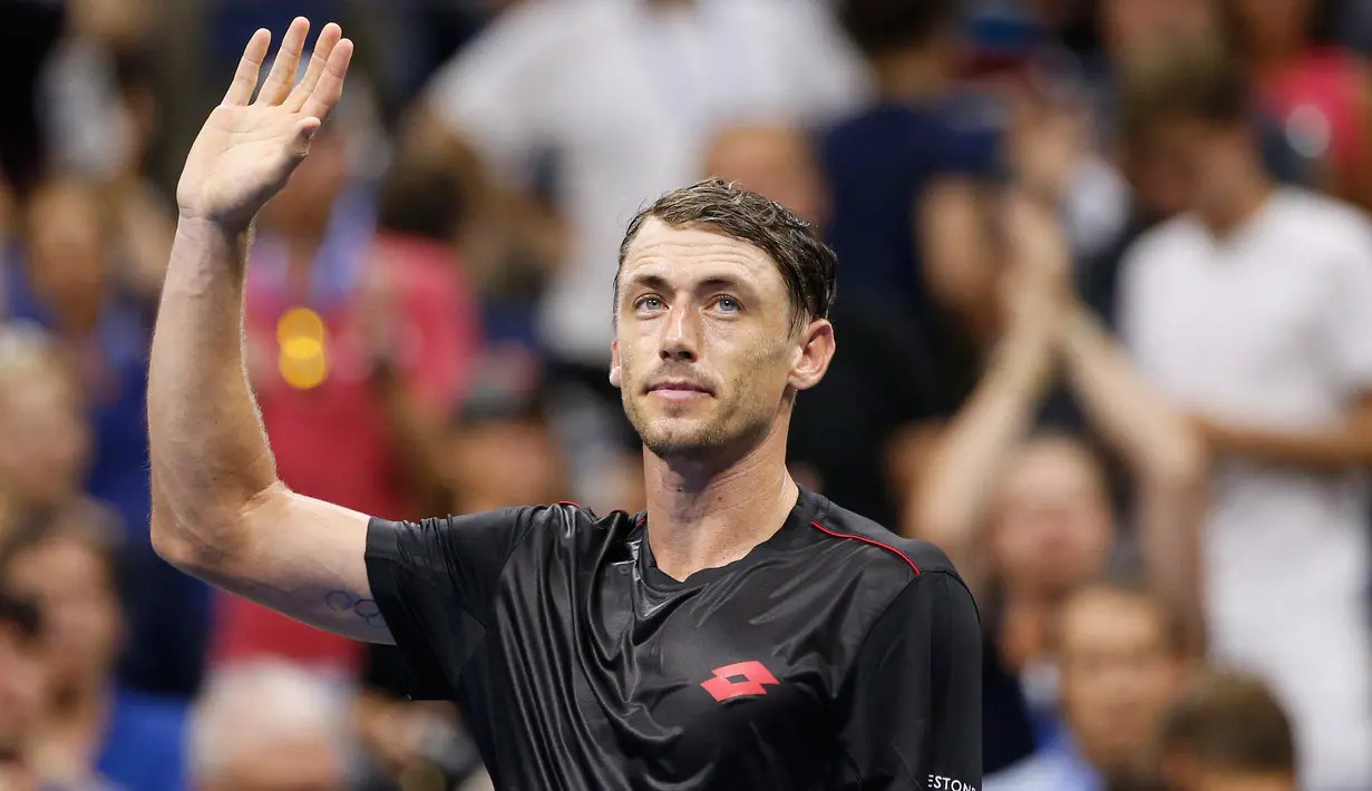 Petenis Australia, John Millman menyapa fans usai berhasil mengalahkan Roger Federer dari Swiss pada babak 16 besar AS Terbuka 2018 di New York, (4/9). Federer kalah dari John Millman 3-6, 7-5, 7-6 (9-7), 7-6 (7-3). (AP Photo/Jason DeCrow)