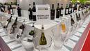 Botol wine organik dipajang dalam pameran  Millesime Bio 2018 di Kota Montpellier, Prancis, Senin (29/1). Millesime Bio 2018 bertujuan mempromosikan produk wine organik. (AFP PHOTO/PASCAL GUYOT)