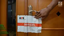 Kertas bertuliskan "Disegel" tertempel di salah satu ruangan lantai 4 Gedung Karsa Kementerian Perhubungan, Jakarta, Kamis (24/8). Ruangan itu adalah tempat kerja Dirjen Perhubungan Laut Kementerian Perhubungan Antonius Tonny Budiono. (Liputan6.com/Pool)